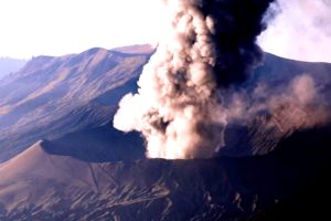 mount bromo eruption 2016