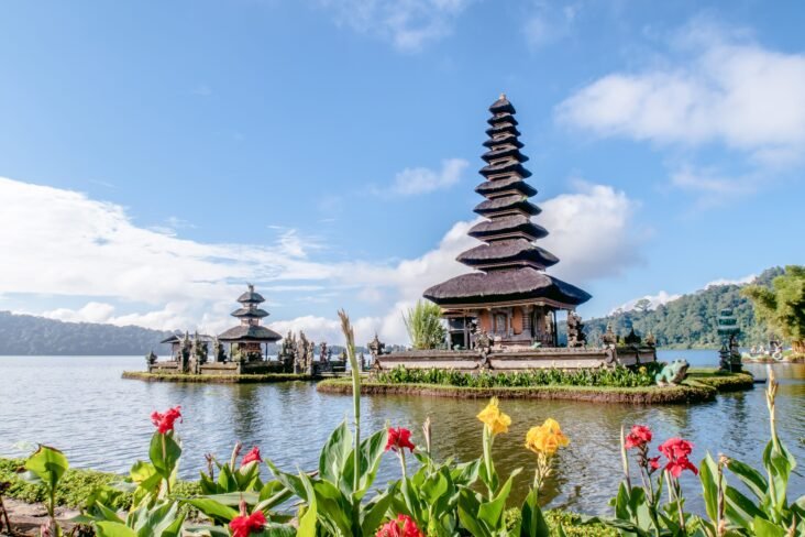 ulun danu temple bali Experience the Best of Bali and Java with Our Amazing Holiday Packages