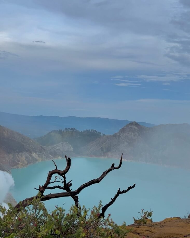 Kawah Ijen Lake nandafadilahidayat Experience the Best of Bali and Java with Our Amazing Holiday Packages